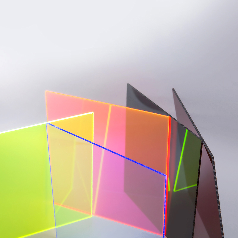 Lembar akrilik berwarna -warni yang tembus cahaya