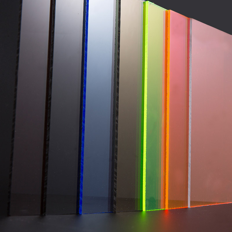 Lembar akrilik berwarna -warni yang tembus cahaya